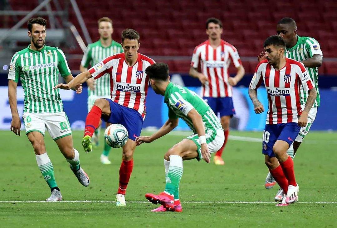 官方在线-清晨那不勒斯备战国王杯，队长鼓劲细节曝光，气氛紧张，更衣室氛围转暖