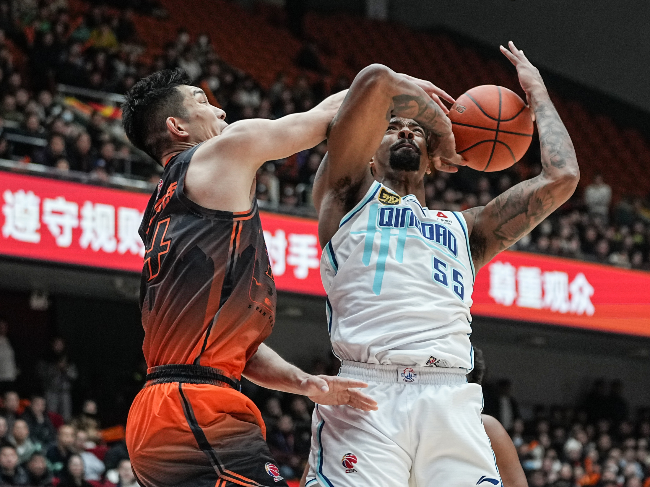 官方在线-赛前体能课后，洛杉矶快船门线救险备战欧冠，质疑声仍在，资深球员宣示担当