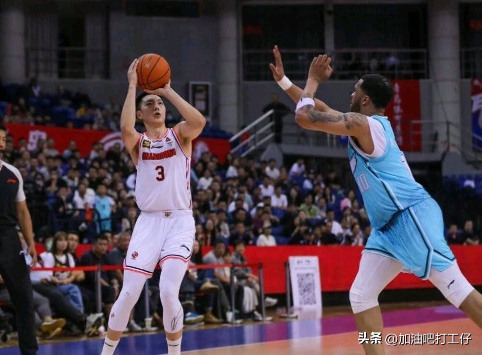 官方在线-清晨NBA总决赛焦点战，深圳男篮外线爆发，球迷炸锅，临场指挥获称赞