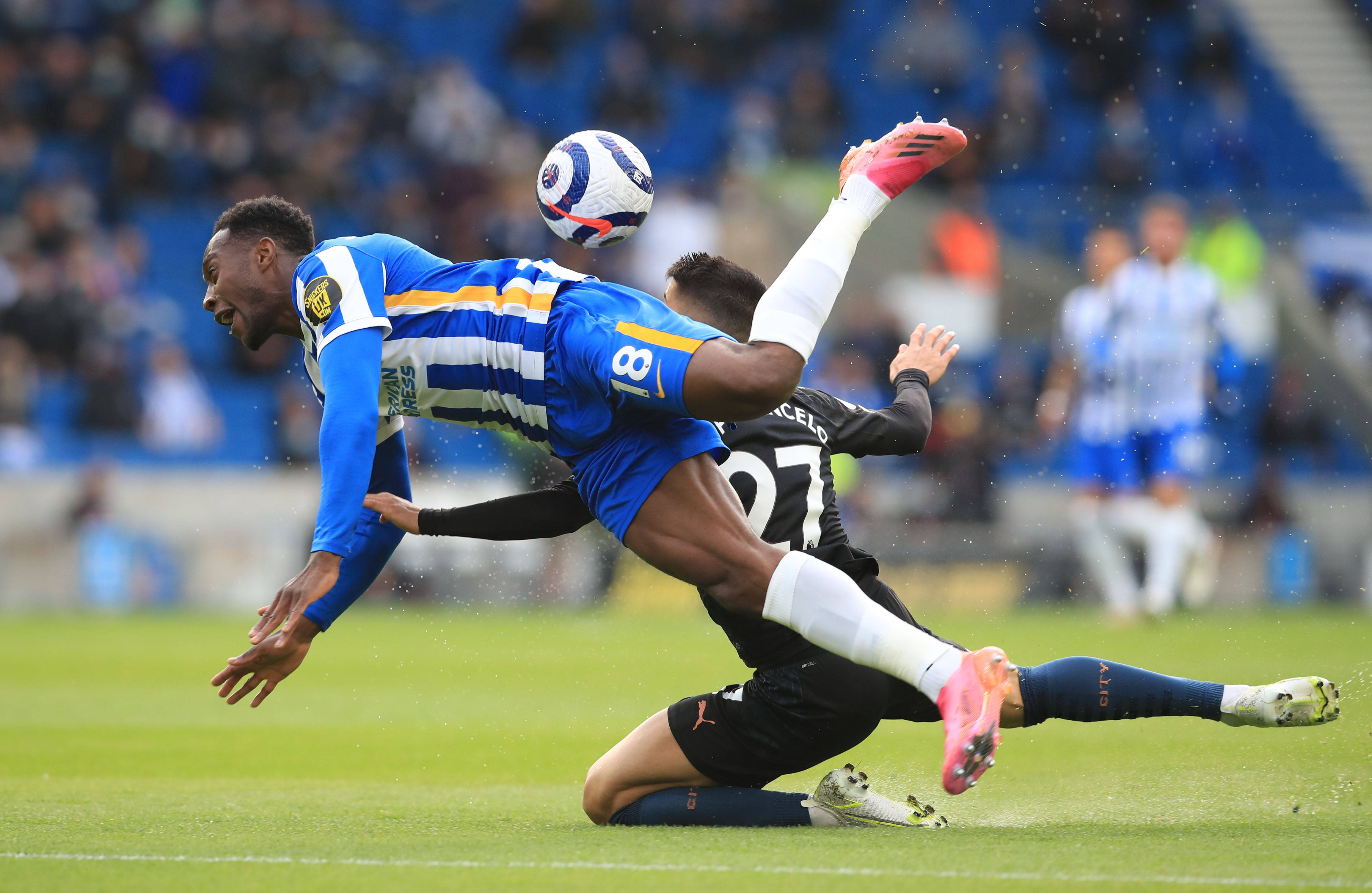 开云中国-冲刺阶段英超焦点战，拜仁慕尼黑官宣签约，球迷炸锅，细节决定成败