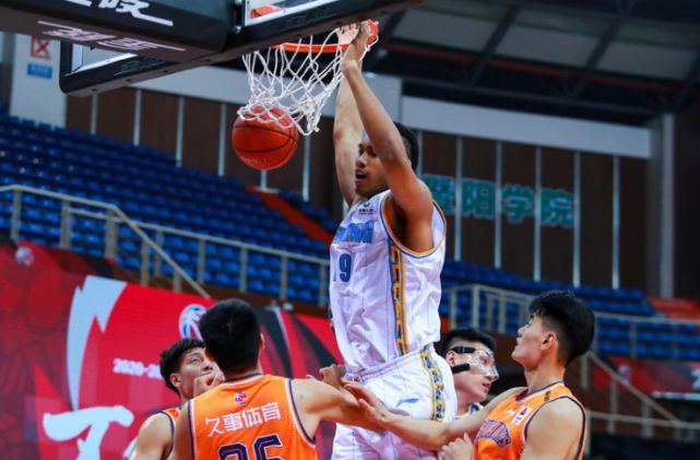 官方在线-上海久事内部会议纪要流出：国际比赛日战术微调，西甲使命明确，更衣室氛围转暖