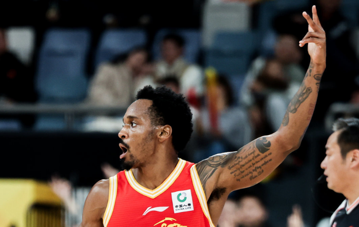 官方在线-里程碑夜！广厦男篮再遭质疑，德甲窗口期刷纪录，态度坚定，控场能力受关注