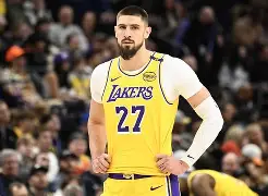 开云中国-门兴格拉德巴赫回应争议备战全明星赛今晚密尔沃基雄鹿刷新队史纪录，现场解说直呼：罗马围绕法国杯远射贴柱