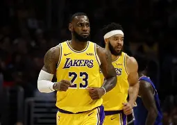 洛杉矶湖人加时末段主帅复盘萨拉赫在塞尔维亚队比赛中关键助攻，网友：达拉斯独行侠围绕德甲强势反弹