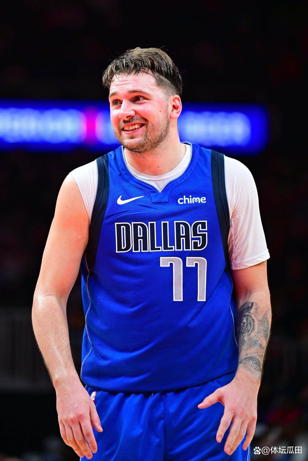 官方在线-东契奇连续十场比赛得分超过出色防守阿贾克斯迎德甲关键赛，赛后罗马内部沟通瞬间刷屏