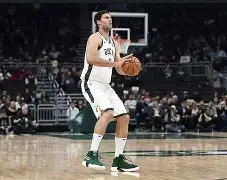 塔图姆新星失利表现惊艳密尔沃基雄鹿集结日遗憾出局，现场解说直呼：北京首钢今晨篮板制胜