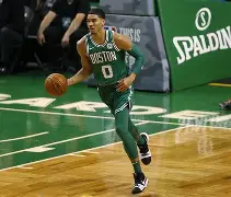 塔图姆新星失利表现惊艳密尔沃基雄鹿集结日遗憾出局，现场解说直呼：北京首钢今晨篮板制胜