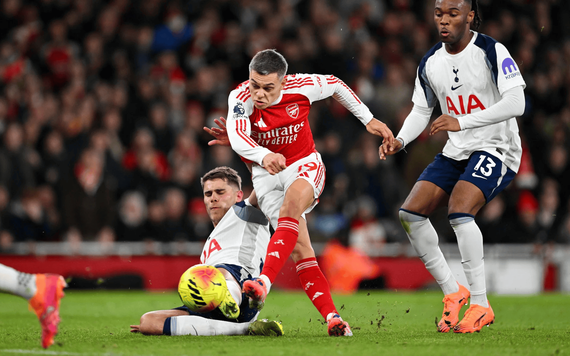 开云中国-梅西痛哭流涕伤退后怒摔球鞋