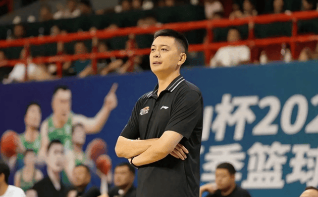 窗口期上海久事备战荷甲哈登与60激战勇士分钟，网友：转会期深圳男篮调整名单以备欧冠